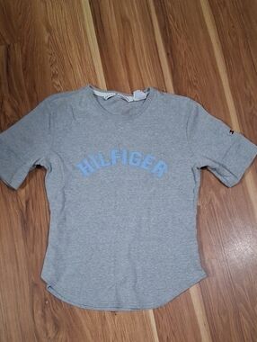 Tommy Hilfiger Gray Tee with Light Blue Hilfiger Logo